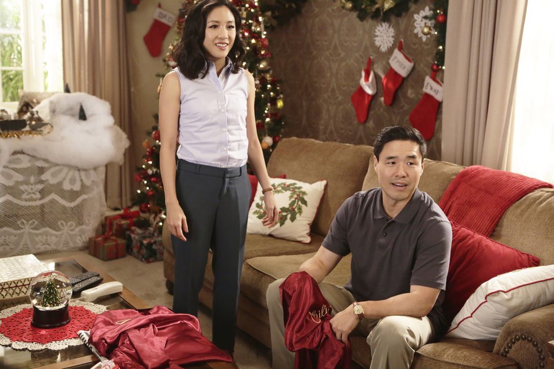 Vergessen ihren Sohn Evan Zuhause, während sie mit Eddie und Emery ins Kino gehen: Jessica (Constance Wu, l.) und Louis (Randall Park, r.) ... - Bildquelle: 2016-2017 American Broadcasting Companies. All rights reserved.