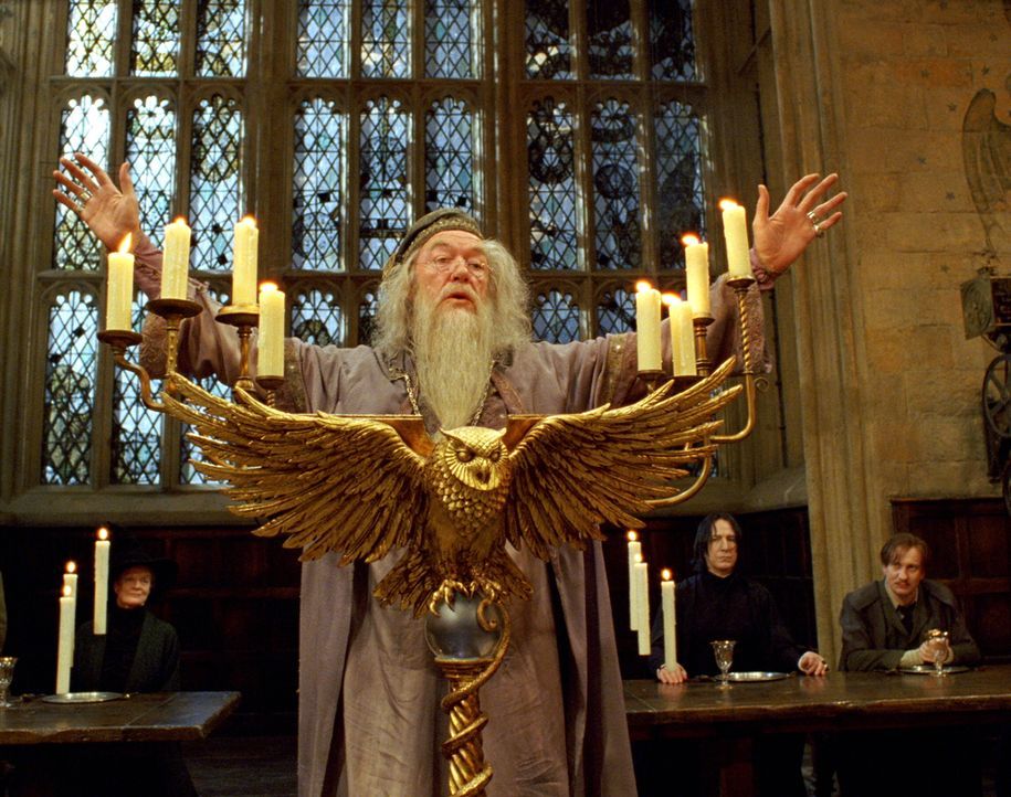 Noch hofft Professor Dumbledore (Michael Gambon) auf ein ruhiges Schuljahr, doch schon bald stecken einige seiner Schützlinge in einer echten Bredou... - Bildquelle: Warner Television