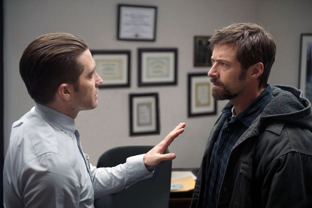 Alle Spuren im Entführungsfall verlaufen im Nichts. Als Detective Loki (Jake Gyllenhaal, l.) den einzigen Verdächtigen, den geistig zurückgebliebene... - Bildquelle: TOBIS FILM. ALL RIGHTS RESERVED