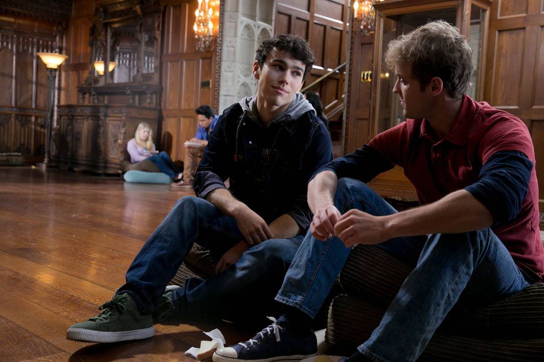 Wie wird die Entführung für sie weitergehen? Ian (Max Schneider, l.) und Luke (Brandon Ruiter, r.) ... - Bildquelle: 2013-2014 NBC Universal Media, LLC. All rights reserved.