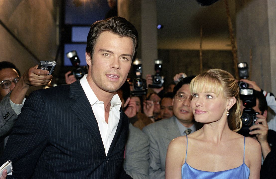 Bei einem Gewinnspiel gewinnt Rosalee (Kate Bosworth, r.) ein Treffen mit Hollywoodstar Tad Hamilton (Josh Duhamel, l.). Sie ahnt jedoch nicht, dass... - Bildquelle: 2004 DreamWorks LLC. All Rights Reserved.