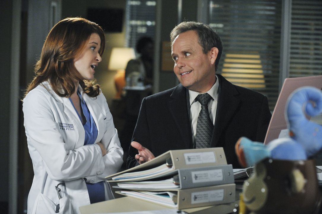 Während Richard Webbers Frau Adele erneut im Krankenhaus behandelt wird, entdeckt April (Sarah Drew, l.), dass mehr an Dr. Stark (Peter MacNicol, r... - Bildquelle: ABC Studios