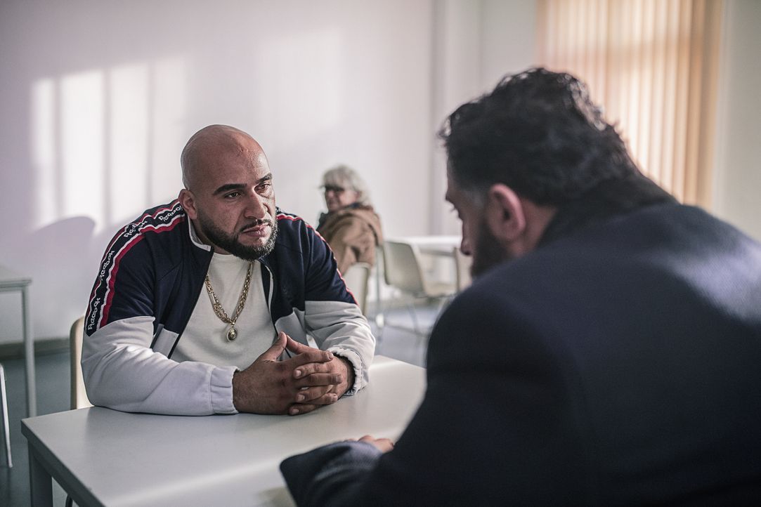 (2. Staffel) - Abbas (Veysel Gelin, l.); Toni (Kida Khodr Ramadan, r.) - Bildquelle: 2018 Turner Broadcasting System Europe Limited & Wiedemann & Berg Television GmbH & Co.