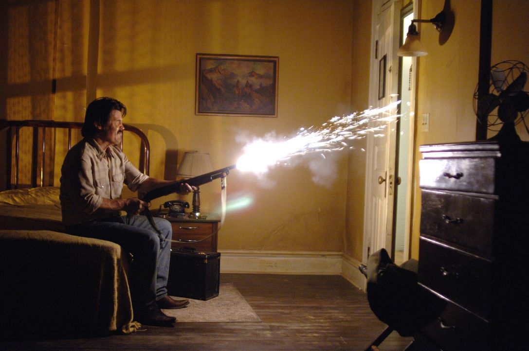 Eines Tages stößt Vietnamveteran Llewelyn Moss (Josh Brolin) im tiefsten Texas auf den Schauplatz eines fehlgeschlagenen Drogengeschäfts: Leichen... - Bildquelle: 2008 by PARAMOUNT VANTAGE, a Division of PARAMOUNT PICTURES, and MIRAMAX FILM CORP. All Rights Reserved.