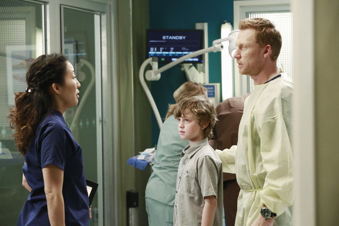 Owen (Kevin McKidd, r.) und Christina (Sandra Oh, l.) nehmen sich dem kleinen Ethan (Kyle Silverstein, M.) an. Seine Eltern wurden bei der Explosion... - Bildquelle: ABC Studios