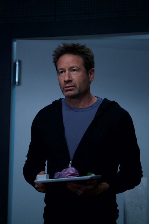 Als Mulder (David Duchovny) feststellt, dass sogar die Köche im Restaurant nur Maschinen sind, ist er geschockt, doch da ahnt er noch nicht, dass es... - Bildquelle: Shane Harvey 2018 Fox and its related entities.  All rights reserved.