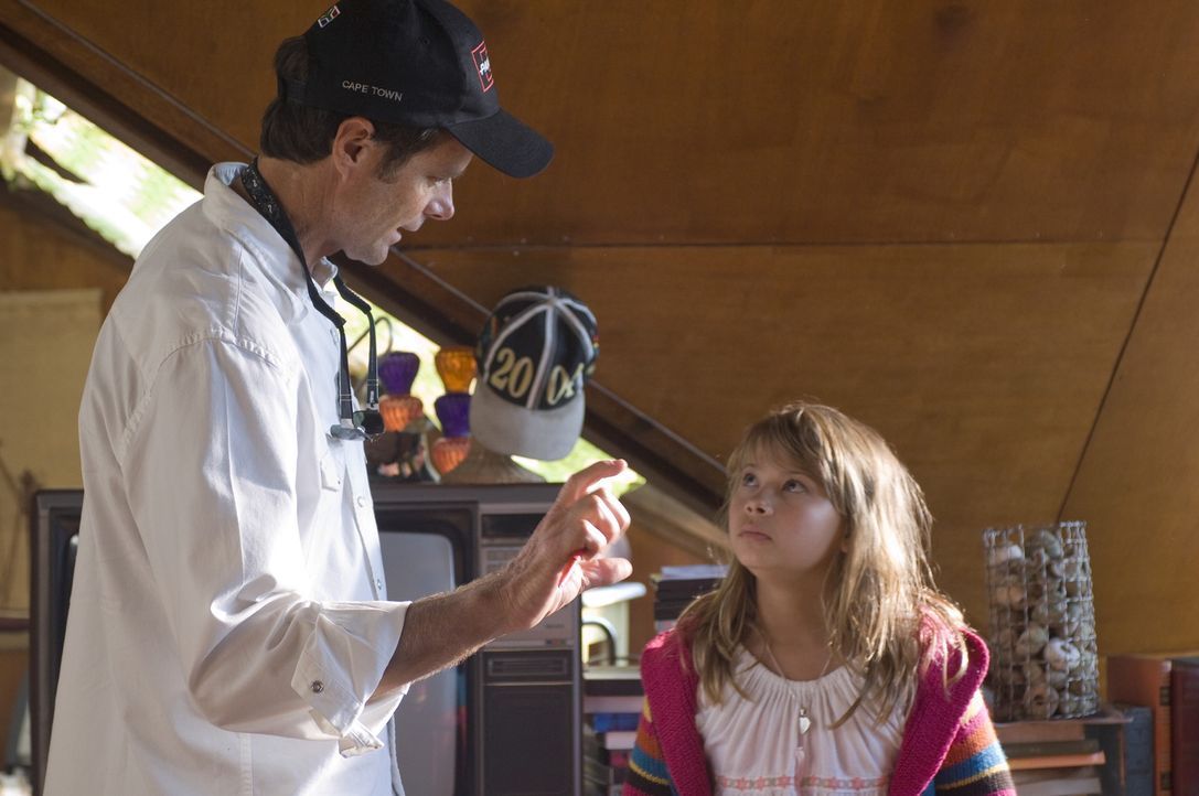 Regisseur Will Geiger, l. und seine kleine Hauptdarstellerin Bindi Irwin, r. - Bildquelle: 2009 Warner Brothers