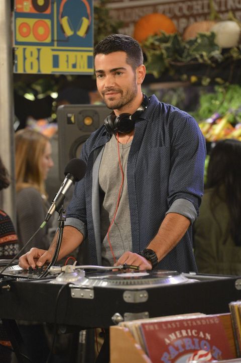Der coole DJ Sebastian (Jesse Metcalfe) hat Max gehörig den Kopf verdreht ... - Bildquelle: Warner Bros. Television