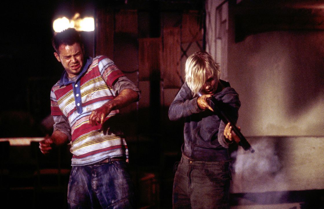 Ein Rüstungsunternehmen schickt ein Team seiner Mitarbeiter (v.l.n.r.: Danny Dyer, Laura Harris) auf einen Betriebsausflug. Doch das Ziel entpuppt... - Bildquelle: Splendid Medien