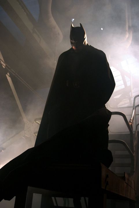 Als der Millionenerbe Bruce Wayne (Christian Bale) zufällig den Prototypen eines geheimnisvollen Kampfanzugs entdeckt, beschließt er, sein Alter E... - Bildquelle: 2005 Warner Brothers