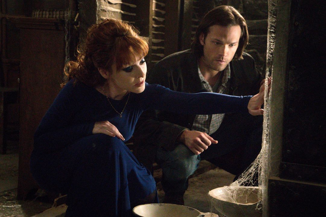 Nachdem Sam (Jared Padalecki, r.) von einer magischen Kiste erfahren hat, die der Magier und ehemalige Mann der Schriften, Magnus, erschaffen hat, m... - Bildquelle: 2016 Warner Brothers