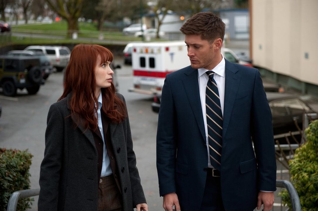 Um Charlie (Felicia Day, l.) auf die Jagd vorzubereiten, muss Dean (Jensen Ackles, r.) einiges auf sich nehmen ... - Bildquelle: Warner Bros. Television