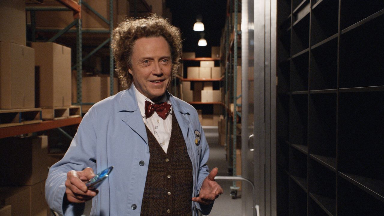 Der exzentrische Erfinder Morty (Christopher Walken) betreibt ein Elektrogeschäft, in dem Michael eine Universalfernbedienung kaufen will ... - Bildquelle: Sony Pictures Television International. All Rights Reserved.