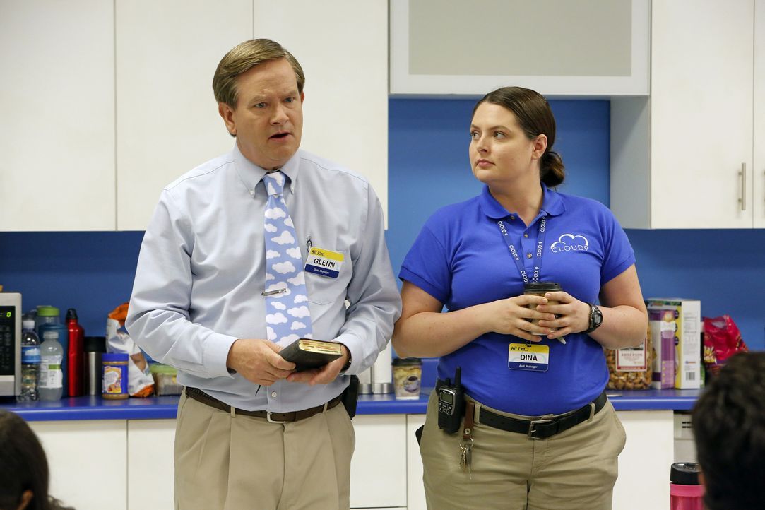 Moralapostel Glenn (Mark McKinney, l.) tut seine Meinung zum Thema Abtreibung kund. Dina (Lauren Ash, r.) ist nicht begeistert - keiner soll hier be... - Bildquelle: Vivian Zink 2015 Universal Television LLC. ALL RIGHTS RESERVED.