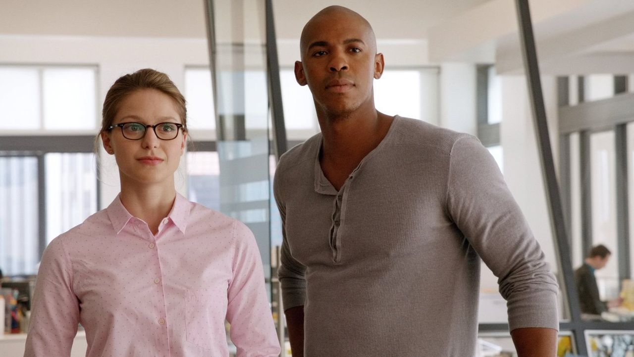 James "Jimmy" Olsen (Mehcad Brooks, r.) hatte es als Fotograf schon öfter mit Superman zu tun, doch, dass die neu in National City aufgetauchte Held... - Bildquelle: 2015 Warner Bros. Entertainment, Inc.