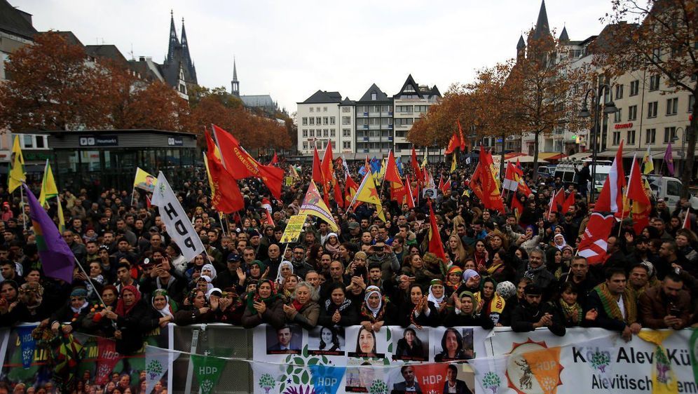 Kurden Demonstrieren In Koln