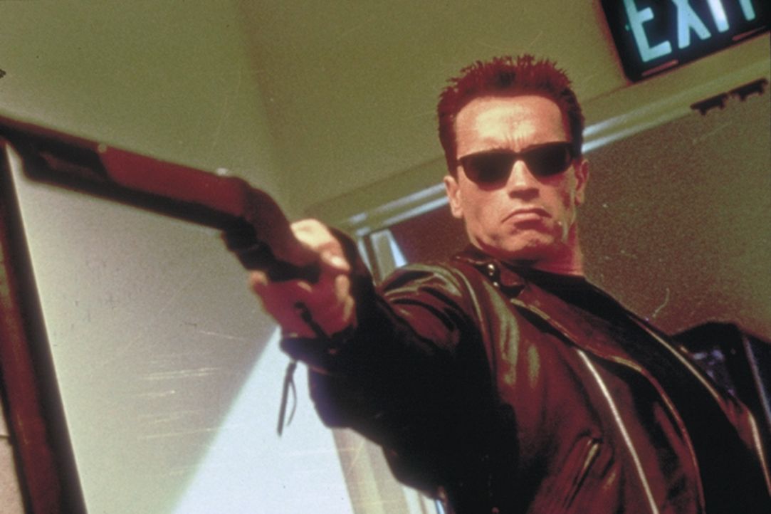 "Asta la Vista, Baby": Professionell entledigt sich der Terminator (Arnold Schwarzenegger) eines unliebsamen Feindes ... - Bildquelle: Columbia TriStar Films