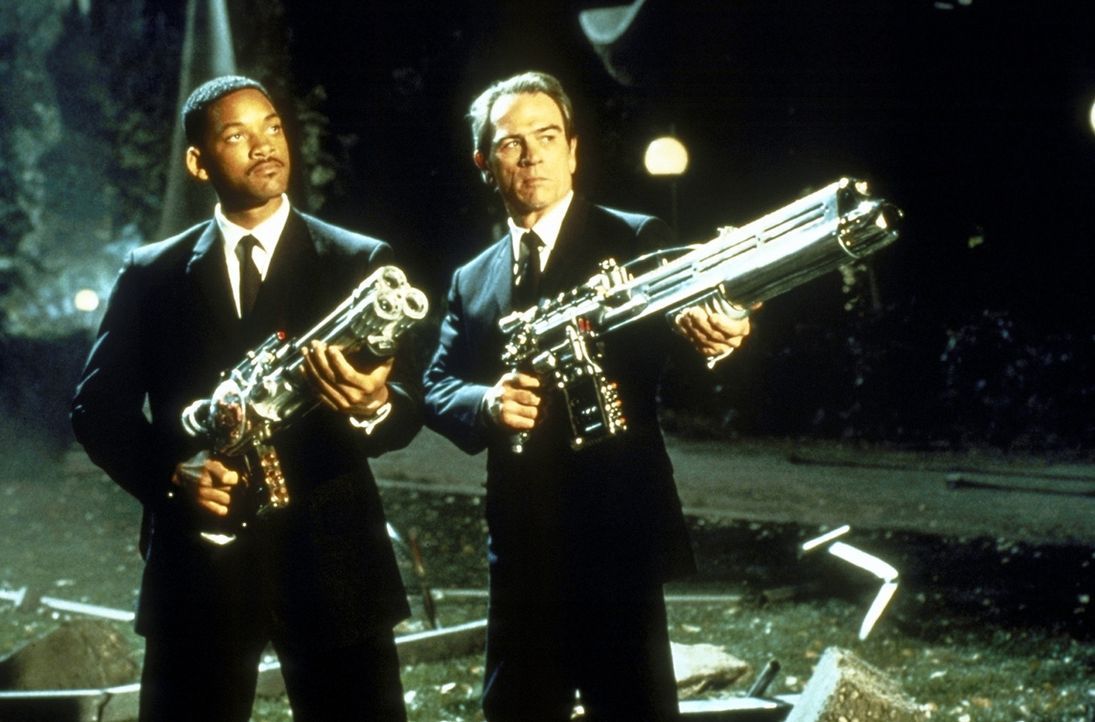 Die beiden Agenten im Kampf gegen die feindseligen Aliens: K (Tommy Lee Jones, r.) und J (Will Smith, l.) ... - Bildquelle: Columbia TriStar