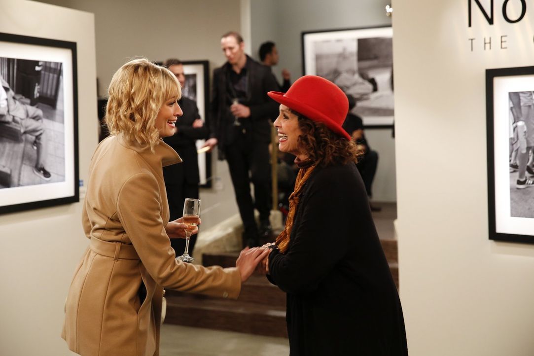 Ist begeistert, als sie auf die berühmte Fotografin Nola Anderz (Valerie Harper, r.) trifft: Caroline (Beth Behrs, l.) ... - Bildquelle: Warner Bros. Television