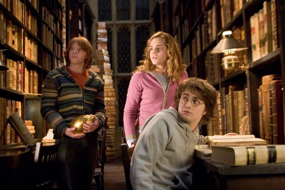 Dumbledore kündigt an, dass das Trimagische Turnier, einer der riskantesten Wettkämpfe, diesmal von Hogwarts ausgerichtet wird. Je ein Champion wird... - Bildquelle: 2005 Warner Bros. Ent. Harry Potter Publishing Rights. J.K.R.