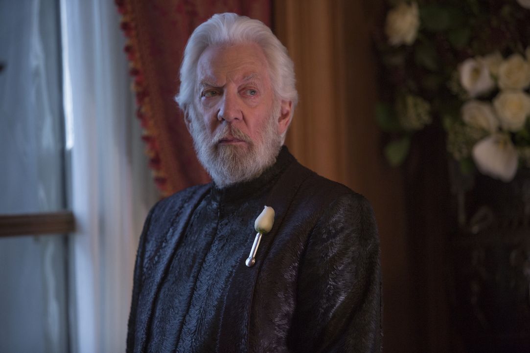 Diktator Coriolanus Snow (Donald Sutherland) ist nur noch davon besessen, Freiheitsikone Katniss Everdeen endgültig zu vernichten. Dafür ist ihm jed... - Bildquelle: Murray Close TM &   2015 Lions Gate Entertainment Inc. All rights reserved.