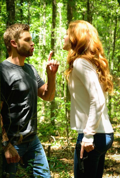 Verzweifelt versucht Julia (Rachelle LeFevre, r.), Barbie (Mike Vogel, l.) die Augen zu öffnen - mit mäßigem Erfolg ... - Bildquelle: Brownie Harris 2015 CBS Studios Inc.