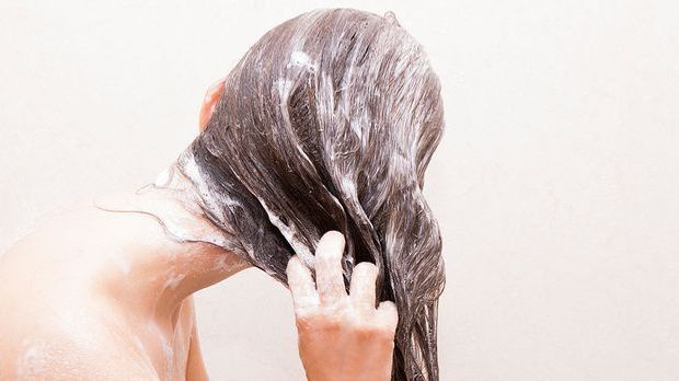 Beauty-Hacks Haare waschen mit festem Shampoo