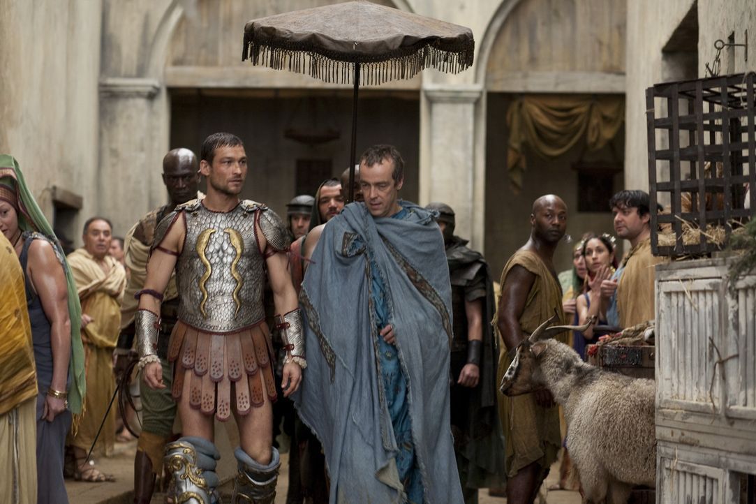 Will sich auf Spartacus' (Andy Whitfield, vorne l.) Namen ein Imperium aus Blut und Ruhm schaffen: Batiatus (John Hannah, vorne r.) ... - Bildquelle: 2010 Starz Entertainment, LLC