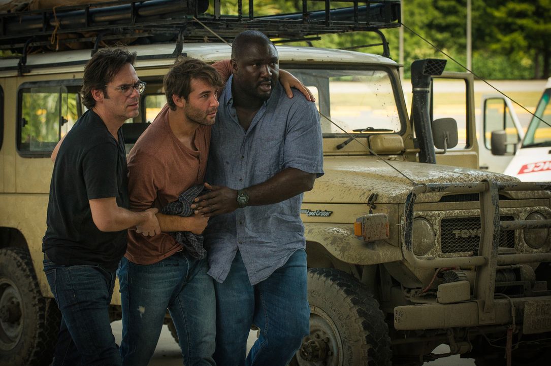 Dem Rebellenüberfall gerade so entkommen, versuchen Mitch (Billy Burke, l.) und Abraham (Nonso Anozie, r.), den verletzten Jackson (James Wolk, M.)... - Bildquelle: Cook Allender 2015 CBS Broadcasting Inc. All Rights Reserved.