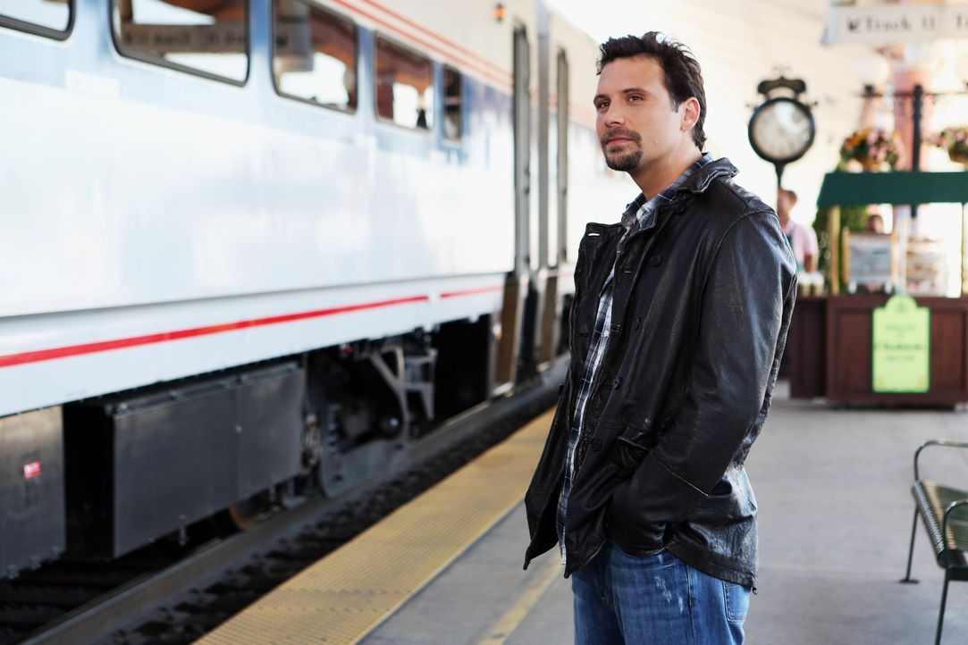 Freut sich auf seine Tochter Tessa, die die Ferien bei ihrer Großmutter Manhattan verbracht hat: George (Jeremy Sisto) ... - Bildquelle: Warner Bros. Television
