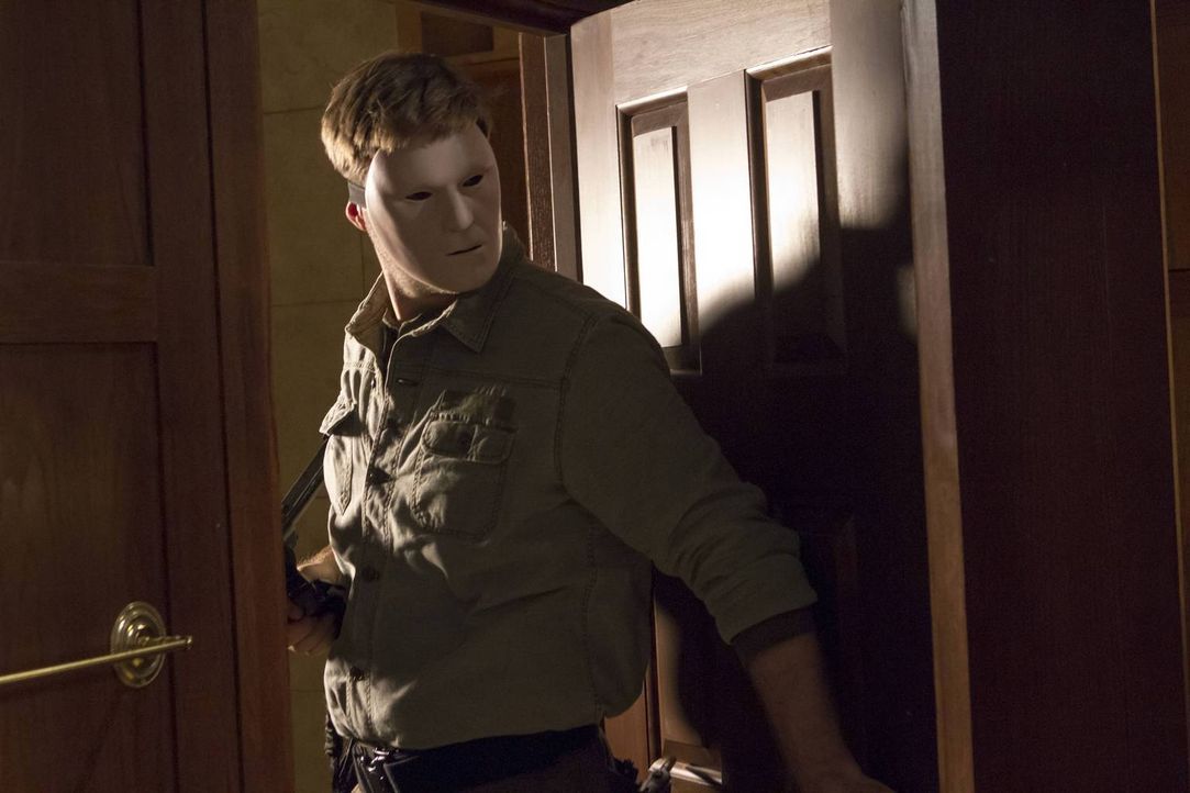 Mit dem Entführer (Sean Sullivan) ist nicht zu spaßen ... - Bildquelle: 2013-2014 NBC Universal Media, LLC. All rights reserved.