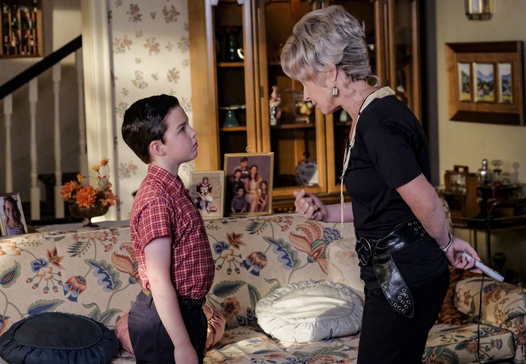 Sheldon (Iain Armitage, l.); Meemaw (Annie Potts, r.) - Bildquelle: Darren Michaels 2018 WBEI. All rights reserved./Darren Michaels / Darren Michaels