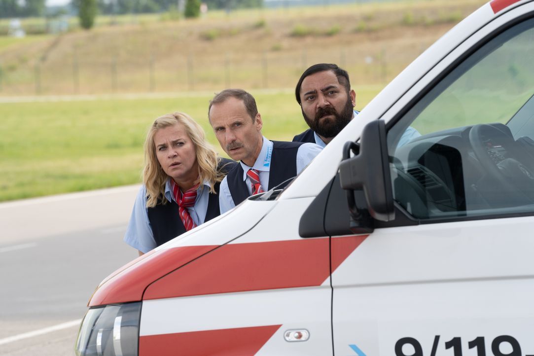 (v.l.n.r.) Ingrid (Petra Kleinert); Harald (Jan Georg Schütte); Ertu Karahanci (Kailas Mahadevan) - Bildquelle: Stephanie Kulbach ©JOYN/ProSieben / Stephanie Kulbach