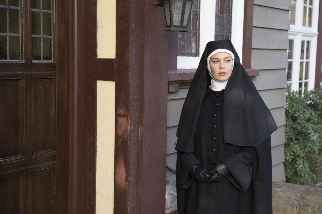 Nach ihrem Besuch in einem Kloster ist Josie Sands (Alaina Huffman) nicht mehr sie selber ... - Bildquelle: 2013 Warner Brothers