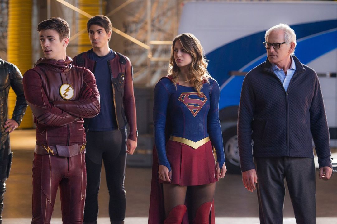 Einige böse Überraschungen warten auf Barry alias The Flash (Grant Gustin, l.), Ray (Brandon Routh, 2.v.l.), Kara alias Supergirl (Melissa Benoist,... - Bildquelle: Warner Brothers