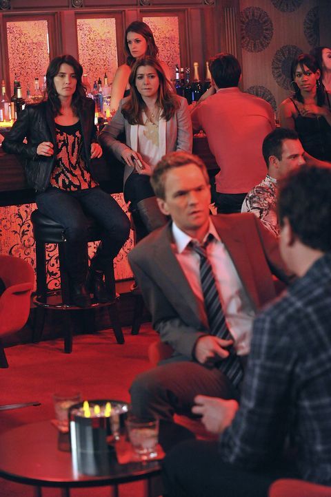 Barney (Neil Patrick Harris, vorne l.) und Marshall (Jason Segel, vorne r.) streiten sich über den Abriss des Arcadian Hotels. Robin (Cobie Smulder... - Bildquelle: 20th Century Fox International Television