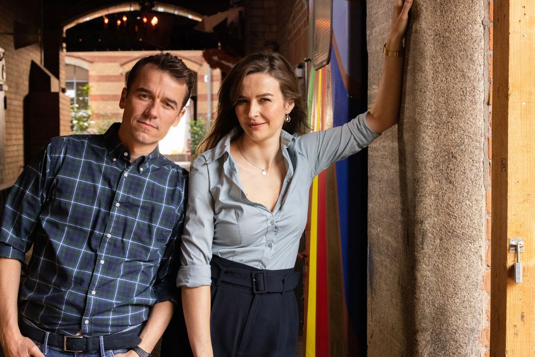 Philipp Stenzel (Alexander Khuon, l.); Eva Jordan (Katrin Bauerfeind, r.) - Bildquelle: Schah Eghbaly © Joyn/ProSieben / Schah Eghbaly