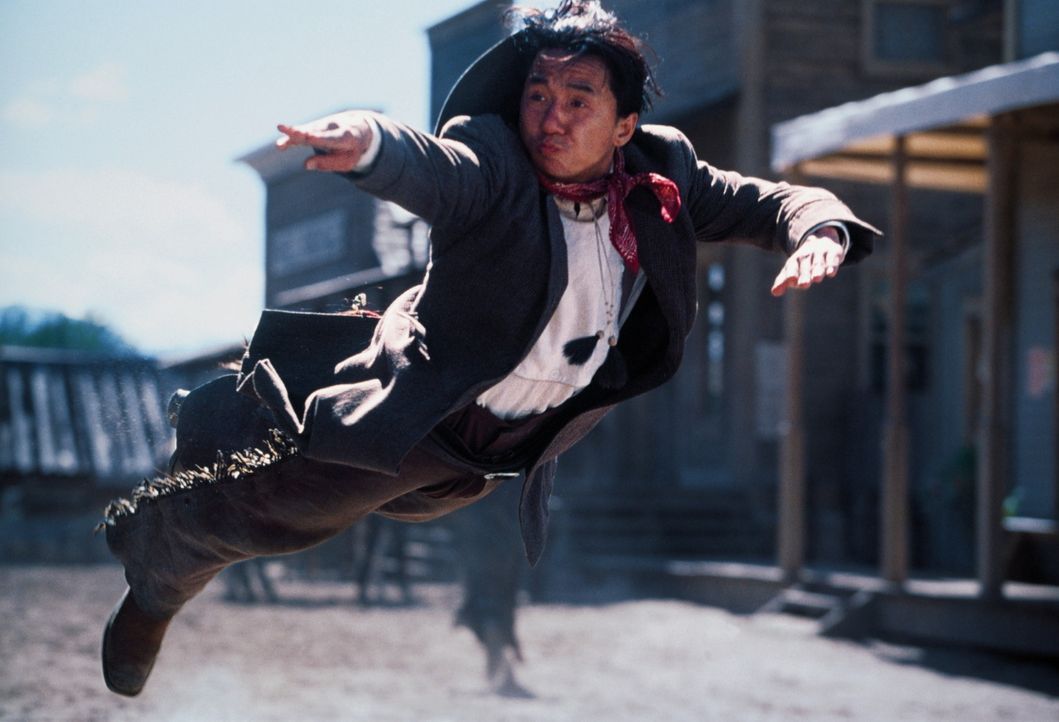 Glücklicherweise hat Chon (Jackie Chan) einige außerordentliche Martial-Arts-Kunststücke auf Lager. Deshalb lernen die Revolverhelden des Wilden... - Bildquelle: SPYGLASS ENTERTAINMENT GROUP, LP