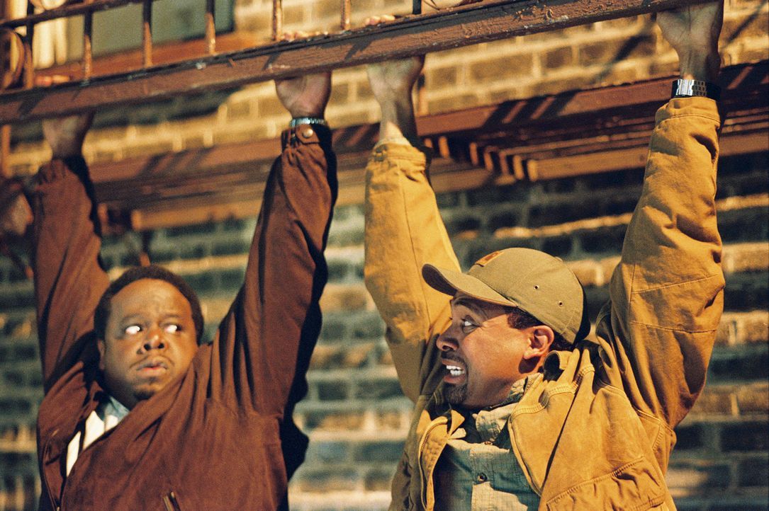 Um ganz schnell reich zu werden, probieren die zwei Jugendfreunde Ralph Kramden (Cedric "the Entertainer", l.) und Ed Norton (Mike Epps, r.) allerle... - Bildquelle: TM &   2006 Paramount Pictures. All Rights Reserved.