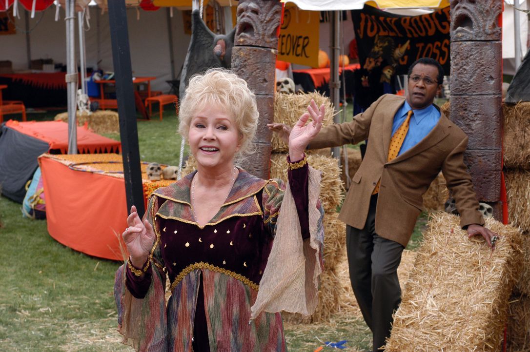Noch ahnt Rektor Phil Flanagan (Clifton Davis, r.) nicht, dass Großmutter Aggie (Debbie Reynolds, l.) eine ganz besondere Begabung besitzt ... - Bildquelle: The Disney Channel