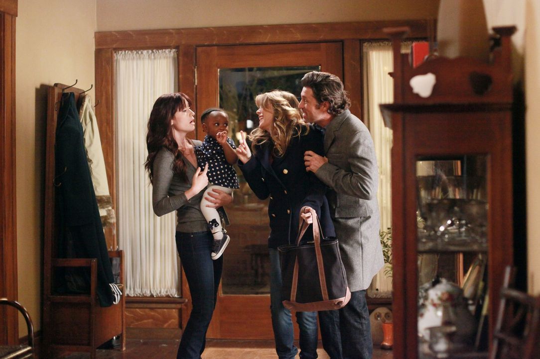 Damit Derek (Patrick Dempsey, r.) und Meredith (Ellen Pompeo, 2.v.r.) einen gemeinsamen Abend verbringen können, bietet Lexie (Chyler Leigh, l.) an... - Bildquelle: ABC Studios