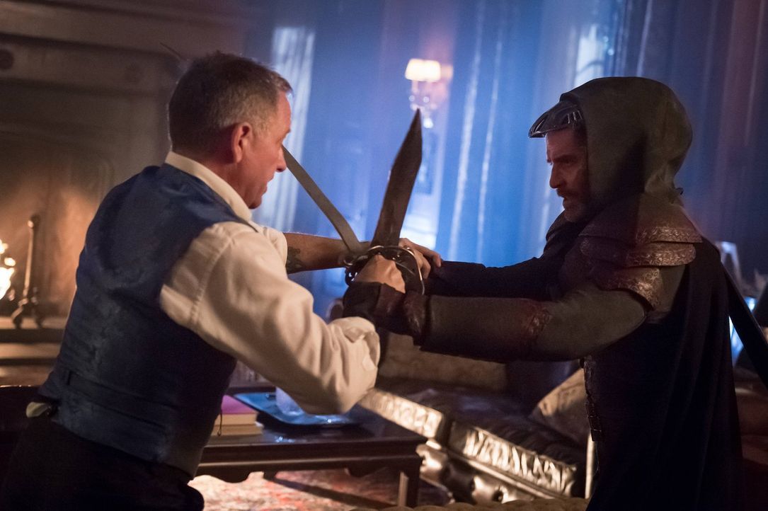 Azrael (James Frain, r.) kann sich plötzlich wieder an Teile seiner Vergangenheit erinnern und damit auch an seinen ursprünglichen Plan, Bruce Wayne... - Bildquelle: Warner Brothers
