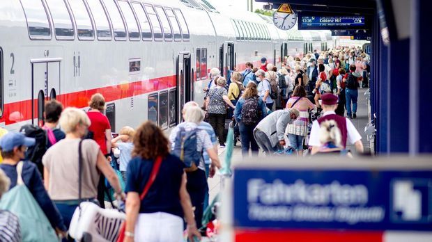 Mehr Bahnreisen nach Einführung des 9-Euro-Tickets im Juni