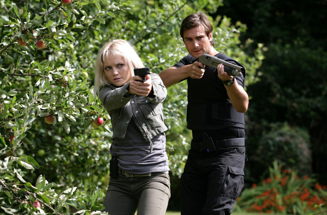 Im Kampf gegen mörderische Ungeheuer: Abby (Hannah Spearritt, l.) und Becker (Ben Mansfield, r.) ... - Bildquelle: ITV Plc