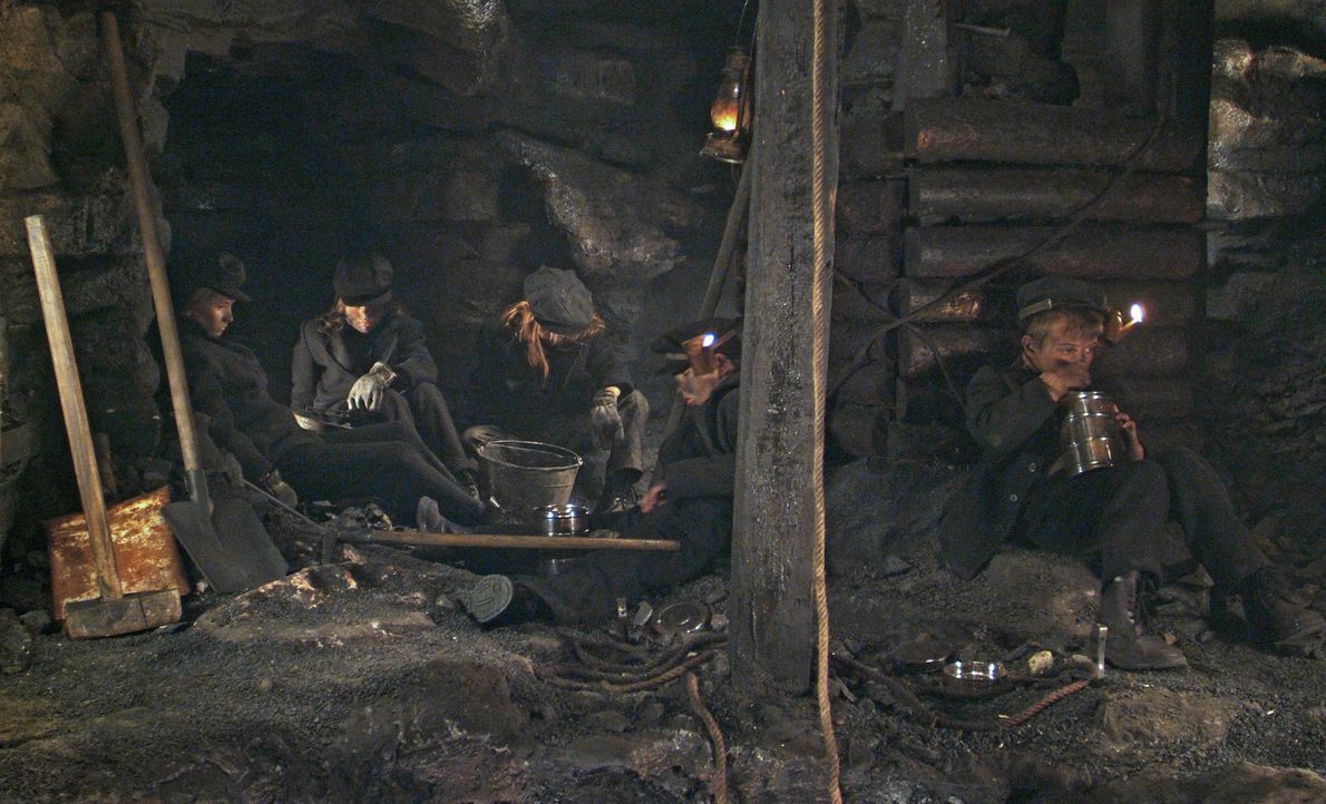 Im Jahre 1913 geschieht in einem abgelegenen Bergwerk in Pennsylvania ein Unglück, als der hartherzige Besitzer, Caleb Carlton, einen Schacht mit D... - Bildquelle: Nu Image Films