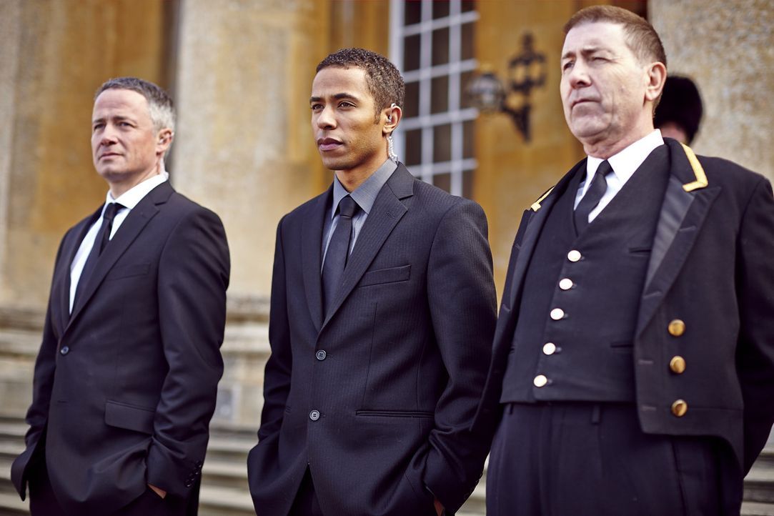 Stehen der Königs-Familie in jeder Lebenslage zur Seite: Marcus (Ukweli Roach, M.), Ted (Oliver Milburn, l.) und Truman (Jim Piddock, r.) ... - Bildquelle: 2014 E! Entertainment Media LLC/Lions Gate Television Inc.