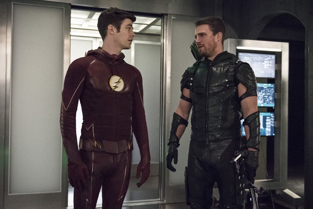 Barry alias The Flash (Grant Gustin, l.) braucht die Hilfe von Oliver alias Green Arrow (Stephen Amell, r.), um mit dem mysteriösen Vandal Savage fe... - Bildquelle: 2015 Warner Brothers.