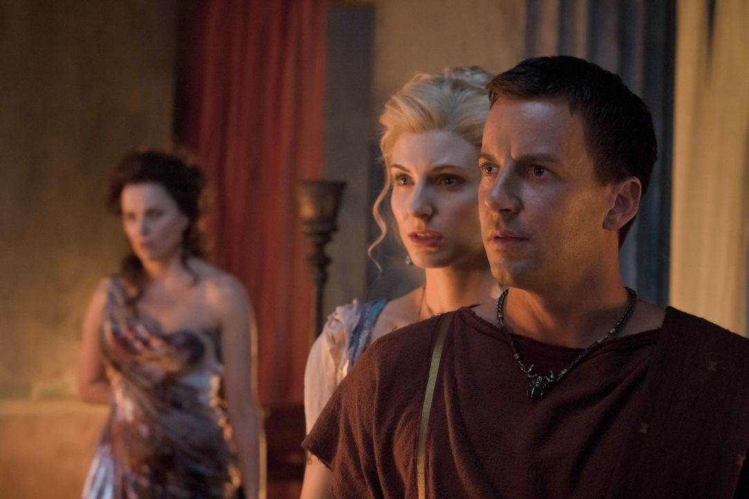Können nur staunen, wer da das Haus betritt: (vl.n.r.) Lucretia (Lucy Lawless), Ilithyia (Viva Bianca) und Gaius Glaber (Craig Parker) ... - Bildquelle: 2011 Starz Entertainment, LLC. All rights reserved.