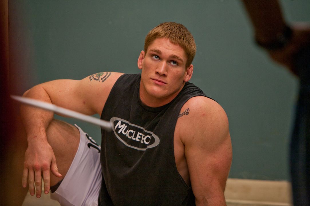 Um seiner in finanziellen Nöten steckenden Familie helfen zu können, nimmt Tim (Todd Duffee) an einem Mixed Martial Arts-Kampf teil, denn dem Sieger... - Bildquelle: Alicia Gbur 2011 Sony Pictures Worldwide Acquisitions Inc. All Rights Reserved.