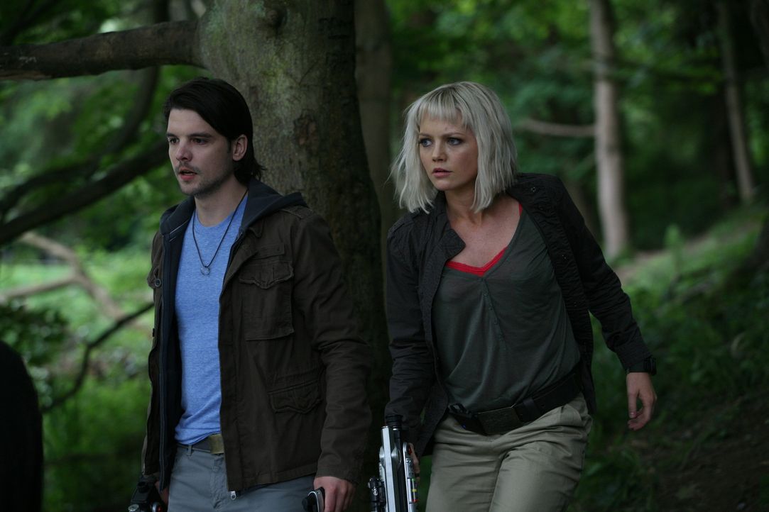 Matt wird mit Abby (Hannah Spearitt, r.) und Connor (Andrew Lee Potts, l.) zu einer ungewöhnlichen - weil instabilen - Anomalie geschickt ... - Bildquelle: ITV Plc
